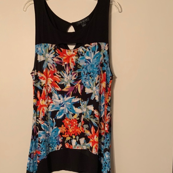 august silk Tops - Pretty shark bite top